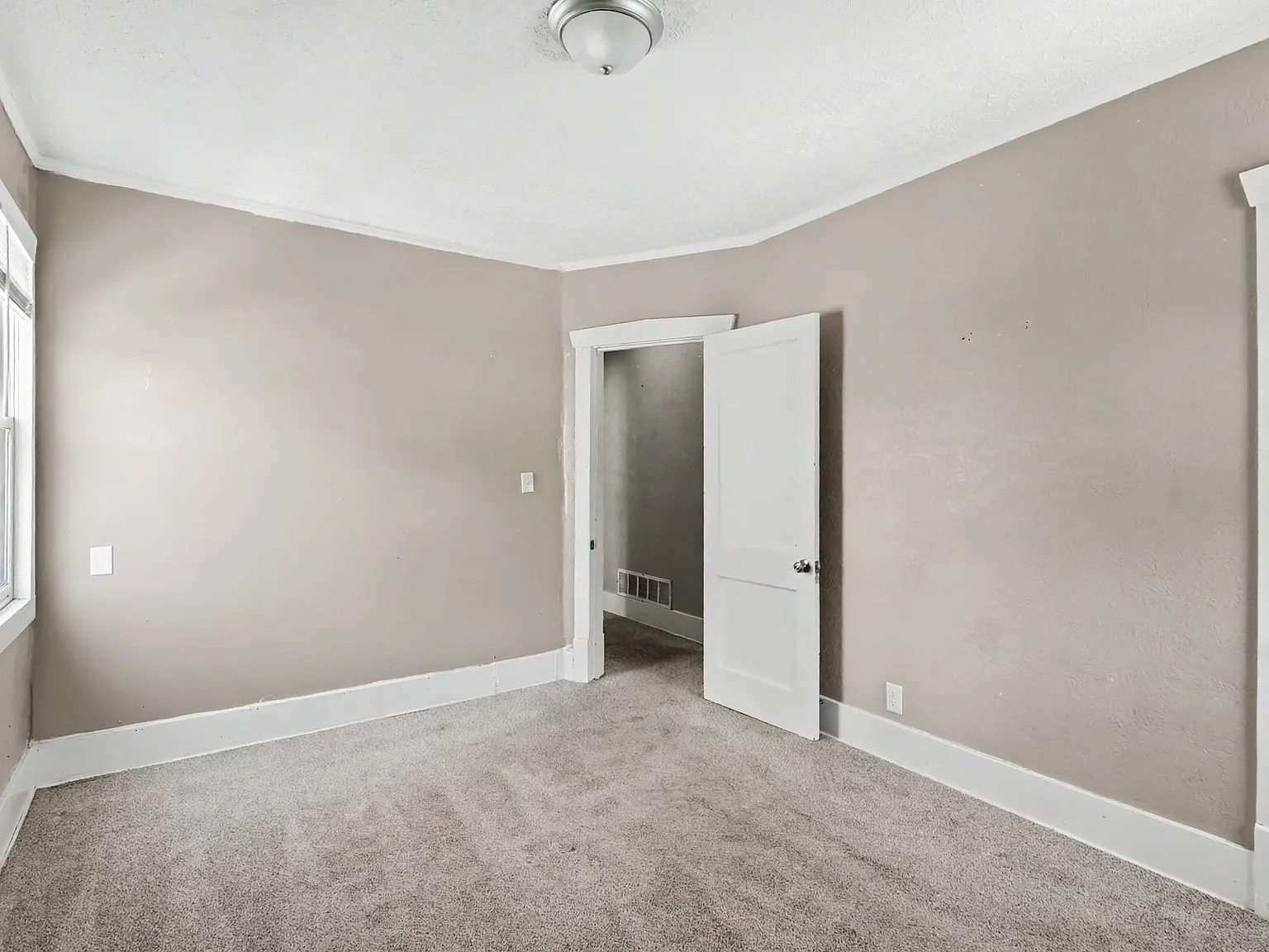 4 bed, 1900 sqft, $2,200 — Photo 3