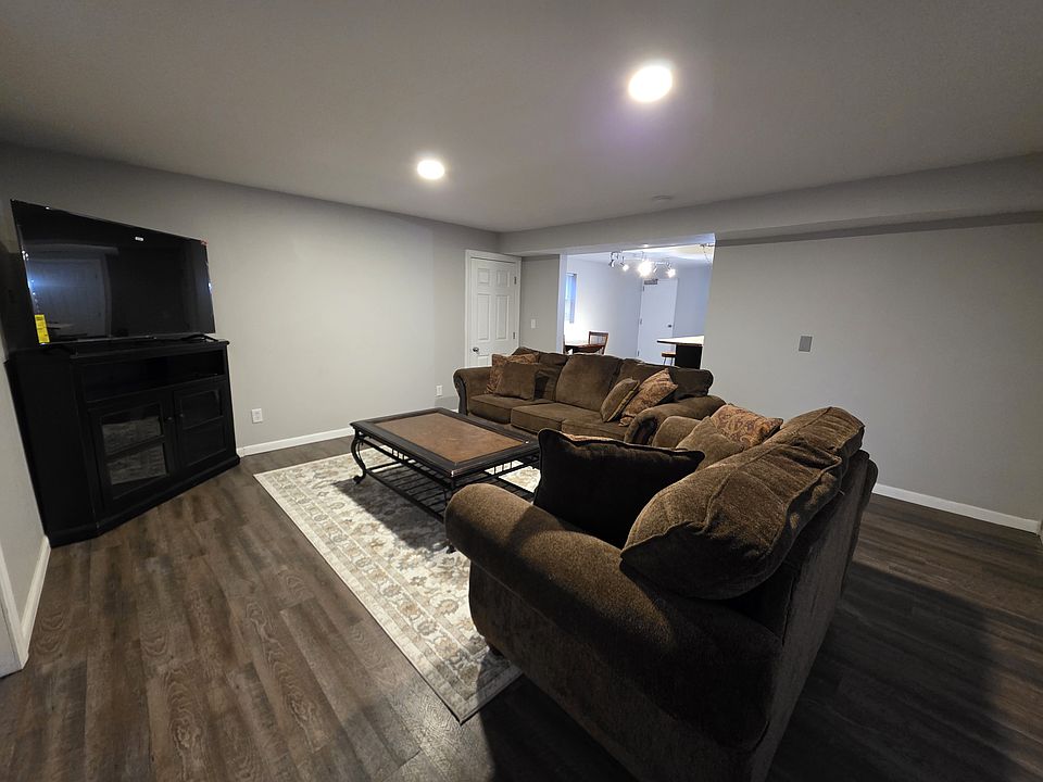 1st image of 831 W Pearl St #100