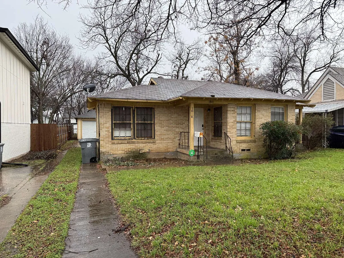 Building Photo - 1018 E Waco Ave