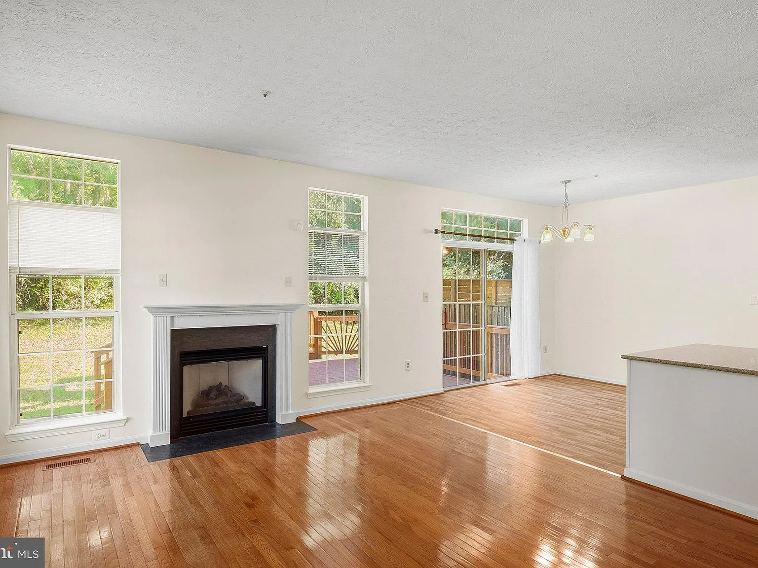 3 bed, 3.5 bath, 2160 sqft, $3,250 — Photo 3