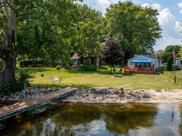 2734 Shorewood Dr, Oshkosh, WI 54901