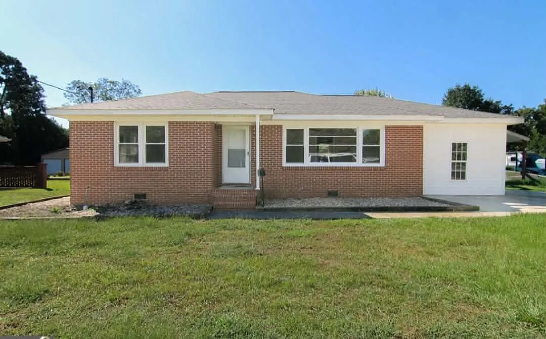 4 bed, 1.5 bath, 1373 sqft, $1,525 — Photo 1