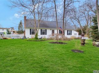 11 Turin St, East Patchogue, NY 11772