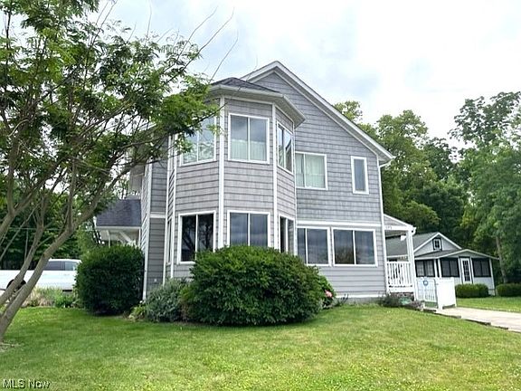 3rd image of 5371 Lake Shore Dr NE