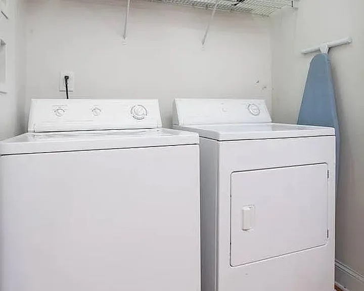 527 Dubois Ct — Photo 3
