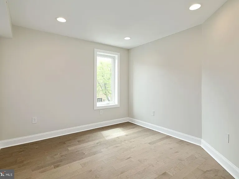 2409 Catharine St — Photo 21