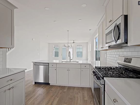 5th image of 100 Lewes Ave
