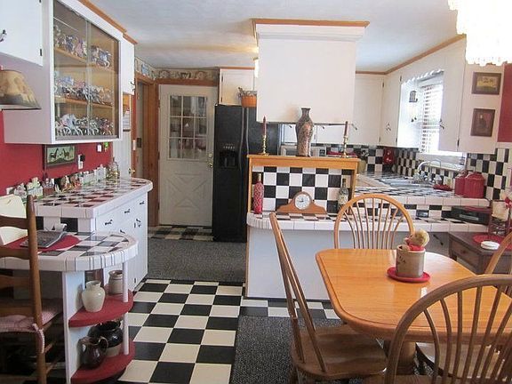 Large eat in kitchen w/plendy of cabinets!