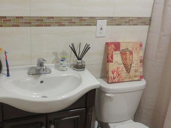 2nd image of 1655 Allerton Ave #1