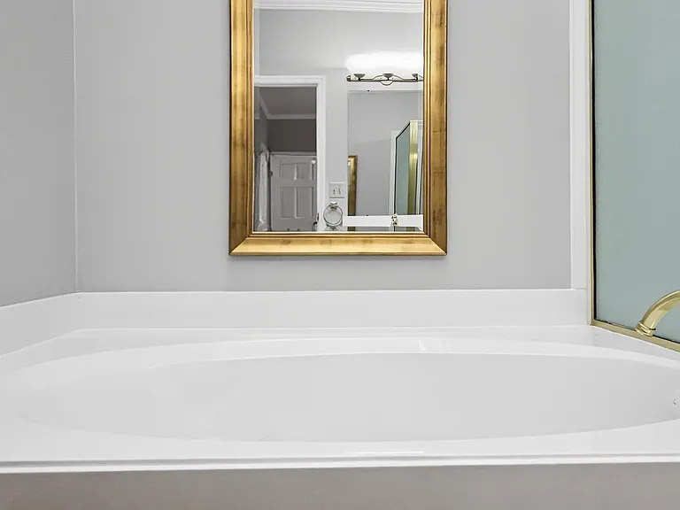 141 Canterbury Dr — Photo 17