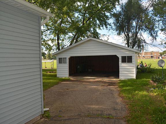 2nd image of 934 Iroquois St
