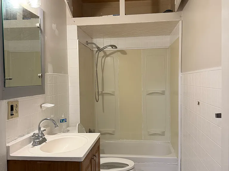 bathroom (1st floor)