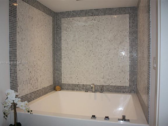 4th image of 200 Biscayne Blvd Way APT 4213