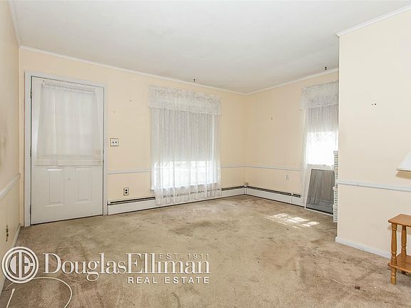 5th image of 25 Woodcrest Dr