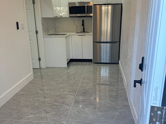 4th image of 1 Apartment Ter SW #10452-228