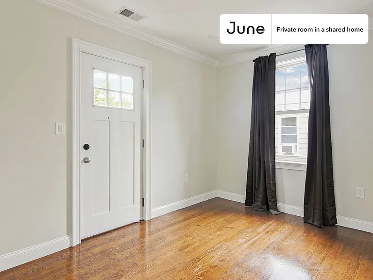490 Washington St #E — Photo 2