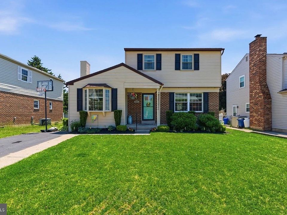 1st image of 327 Greenbriar Ln