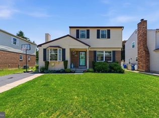 327 Greenbriar Ln, Havertown, PA 19083