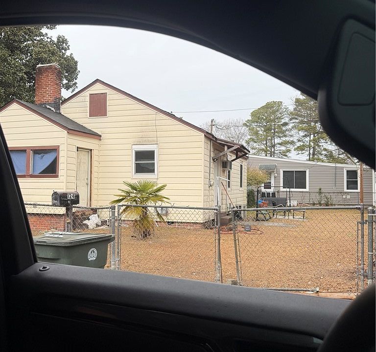 2nd image of 124 W Circle Ct
