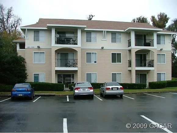 Building Photo - 3921 SW 34th St #206