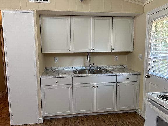 4th image of 1557 Coombs Dr #1