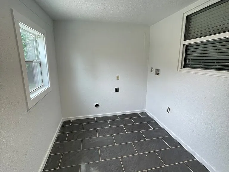 2257 S Florence Ave — Photo 27