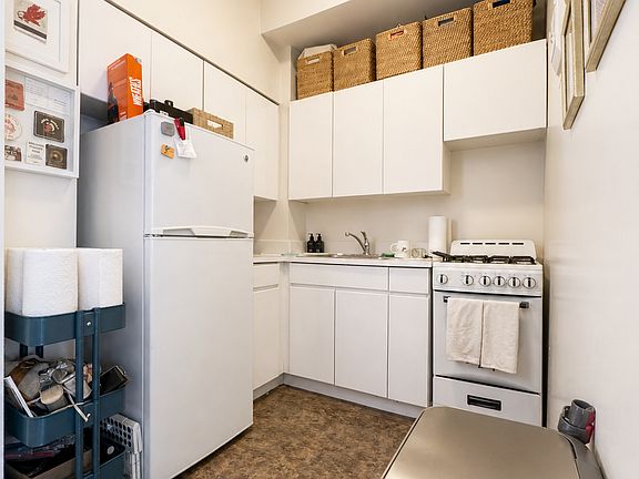 4th image of 30 Christopher St APT 3G
