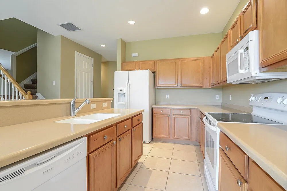 4 bed, 2.5 bath, 2736 sqft, $3,540 — Photo 3