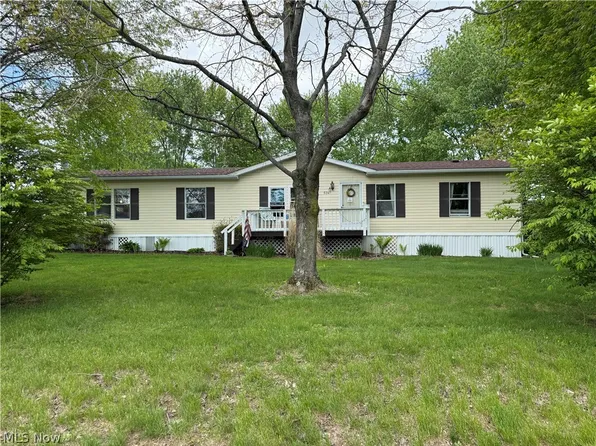5347 Angela Dr NW, Beach City, OH 44608
