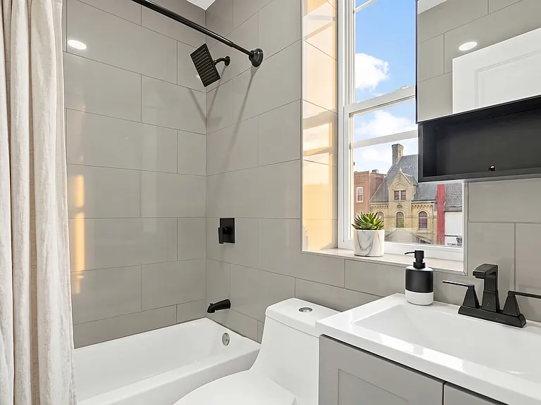402 Onderdonk Ave #2R — Photo 3