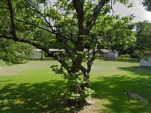 907 E 10th St, Bonham, TX 75418