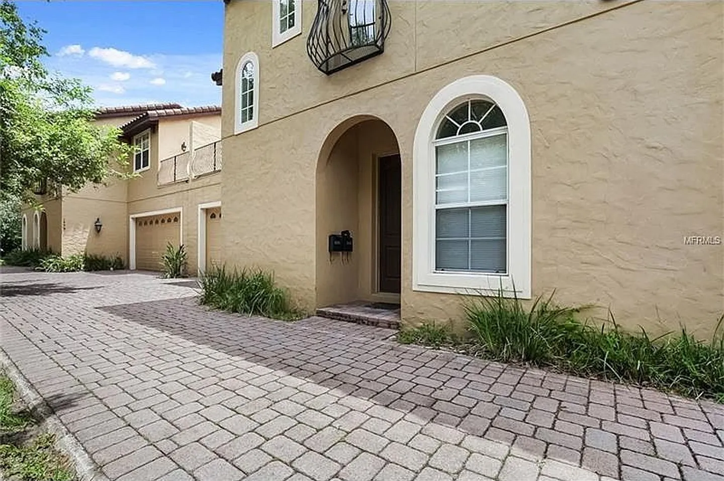 Beautiful duplex with custom upgrades on brick paved st in Downtown Orlando — Photo 3