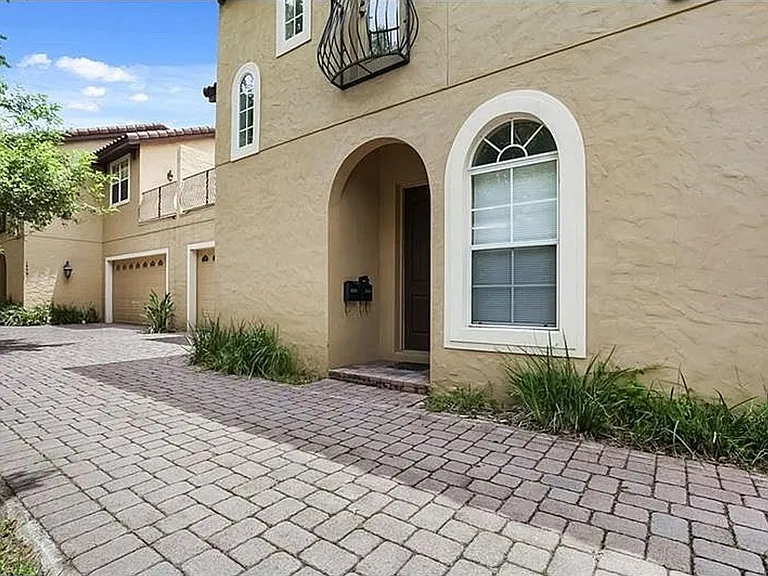 1455 Catherine St — Photo 3