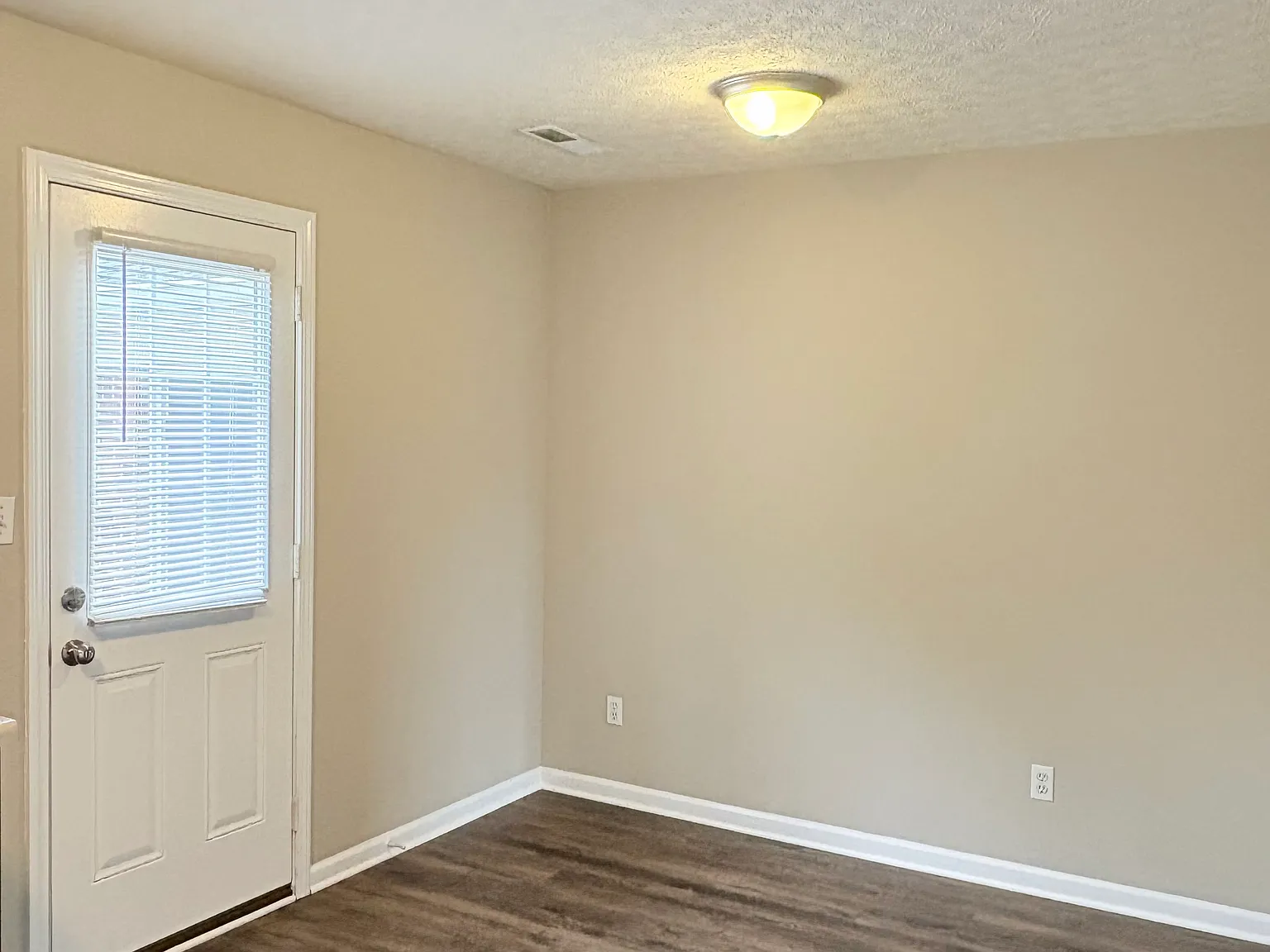 2 bed, 1.5 bath, 1000 sqft, $895 — Photo 4