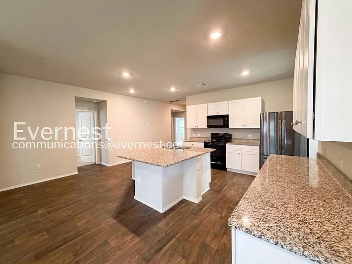 4 bed, 2.0 bath, 2032 sqft, $1,999 — Photo 3