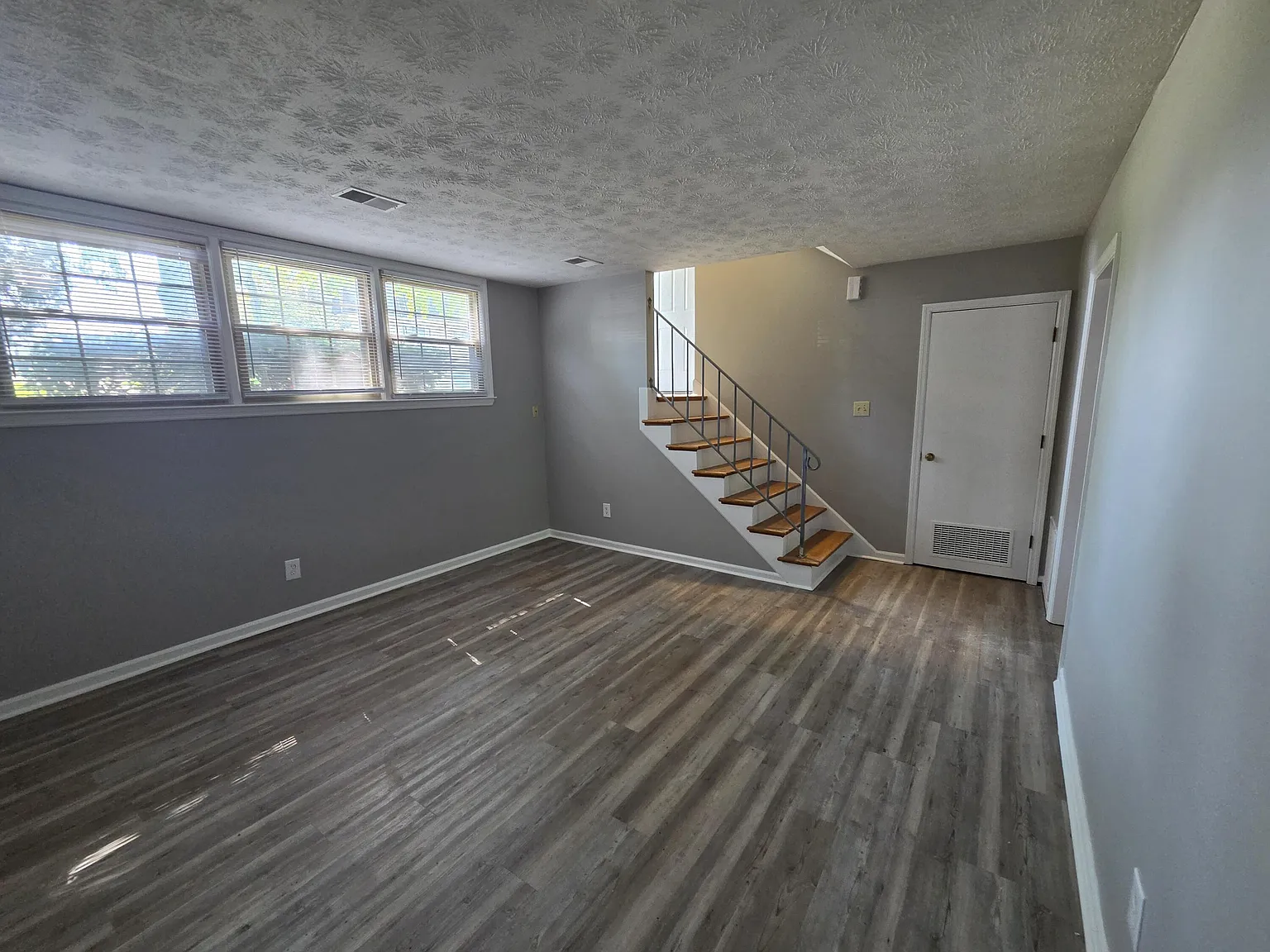 2 bed, 1.5 bath, 1161 sqft, $1,400 — Photo 3