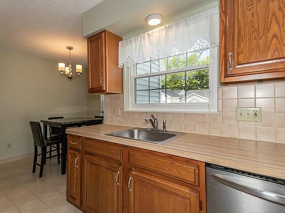4th image of 9763 Willow Ln