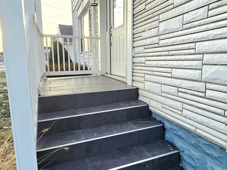 725 Dickson St — Photo 2