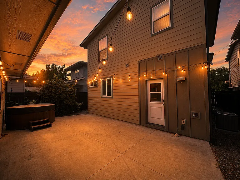 1634 S Oakland Ave — Photo 2