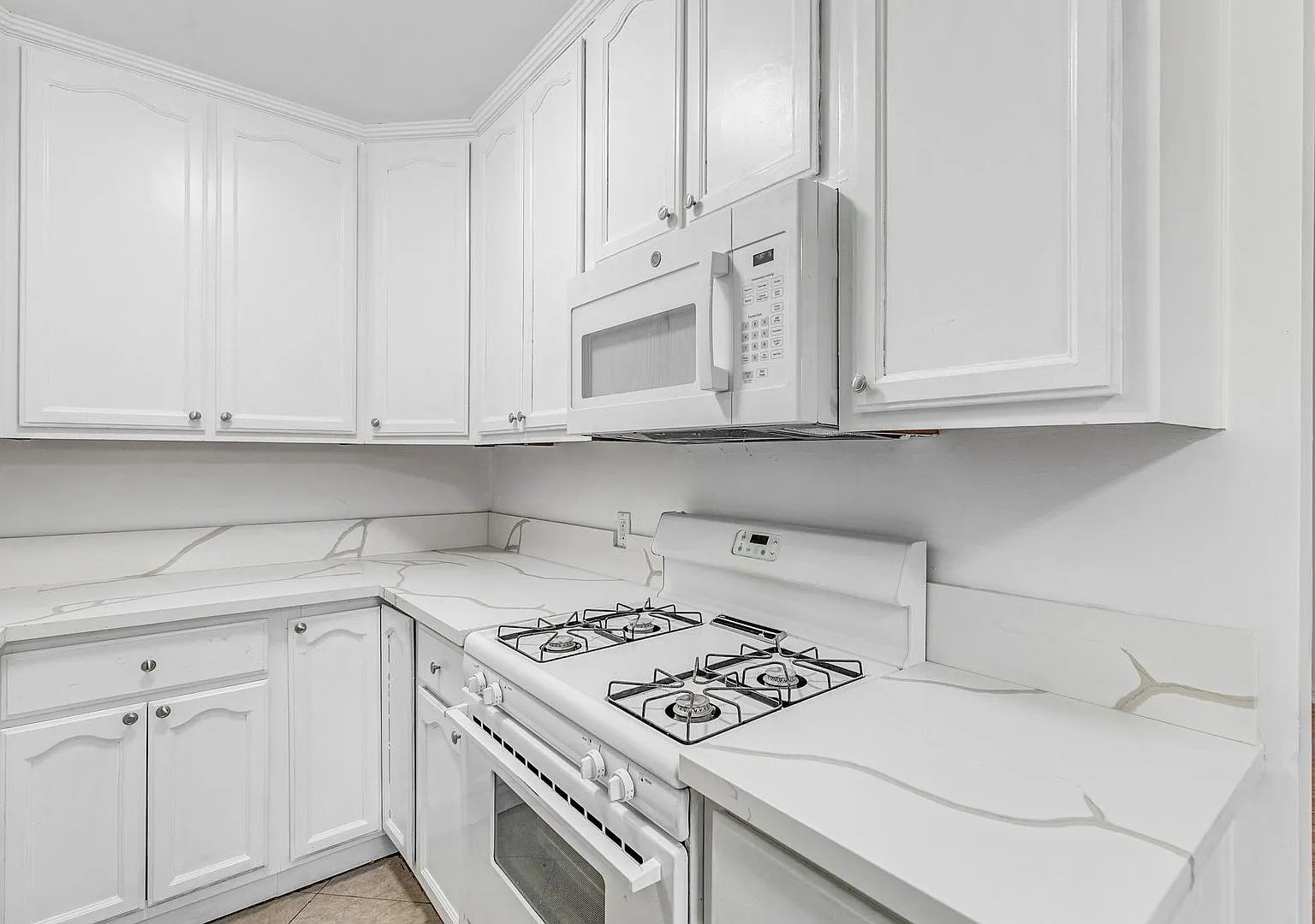 5923 Carlton Way — Photo 4