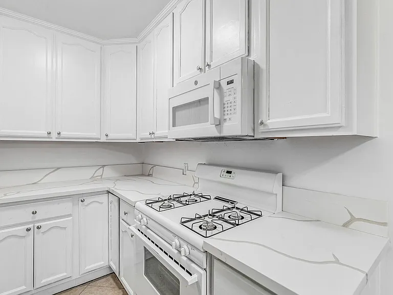 5923 Carlton Way — Photo 5