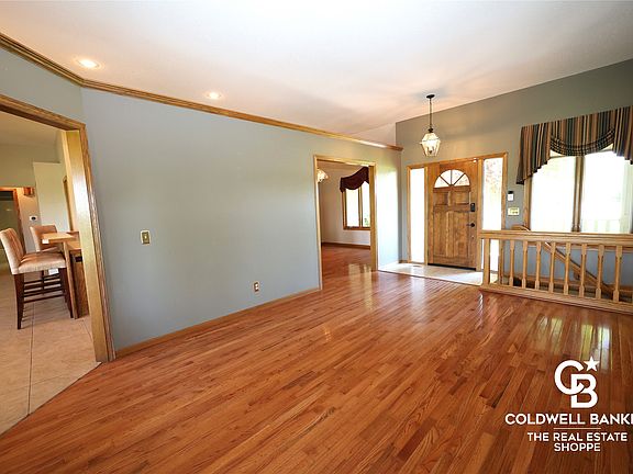 2nd image of 2201 Grandview Dr E