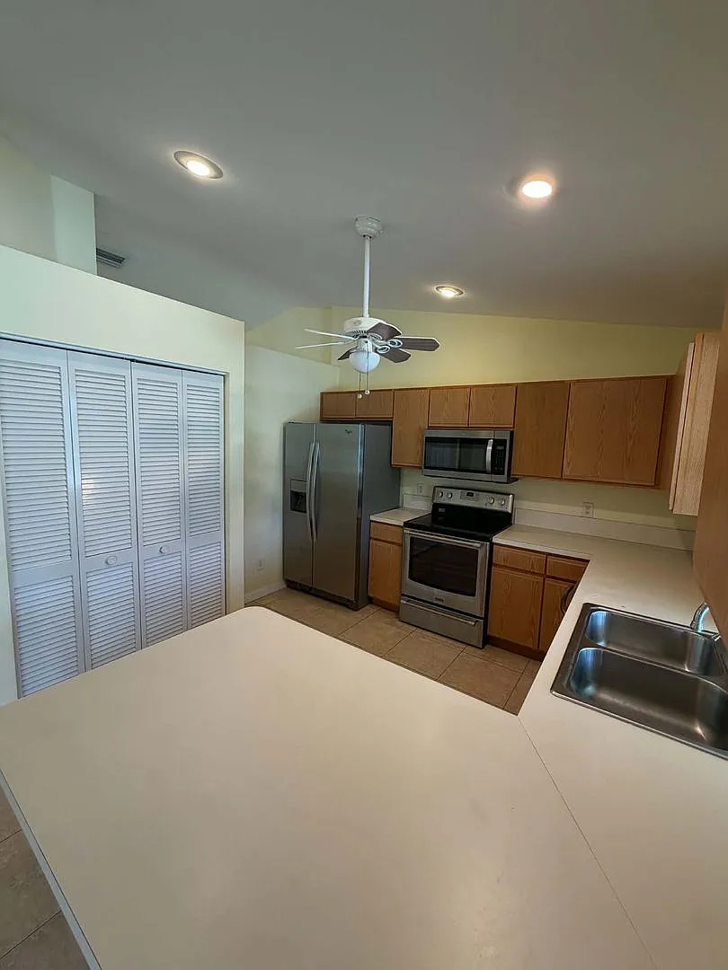 Inviting 3/2 Pool Home With Spacious Lanai and Modern Kitchen — Photo 4