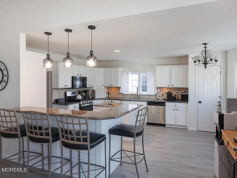 11 Peaksail Dr — Photo 9