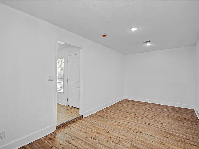 1203 W 6th St — Photo 17