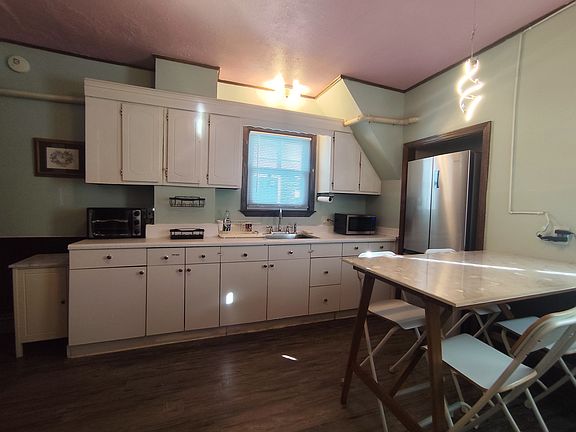 Kitchen with Eat-in area