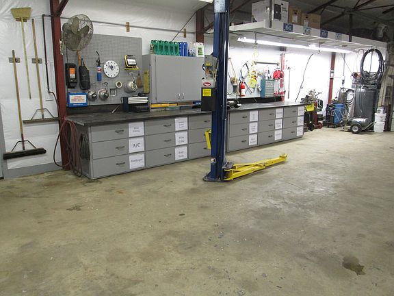 Full shop - heat/AC, benches
