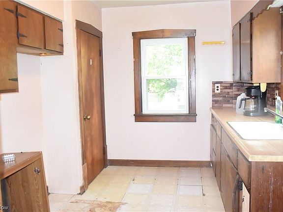 5th image of 930 Wilbur Ave