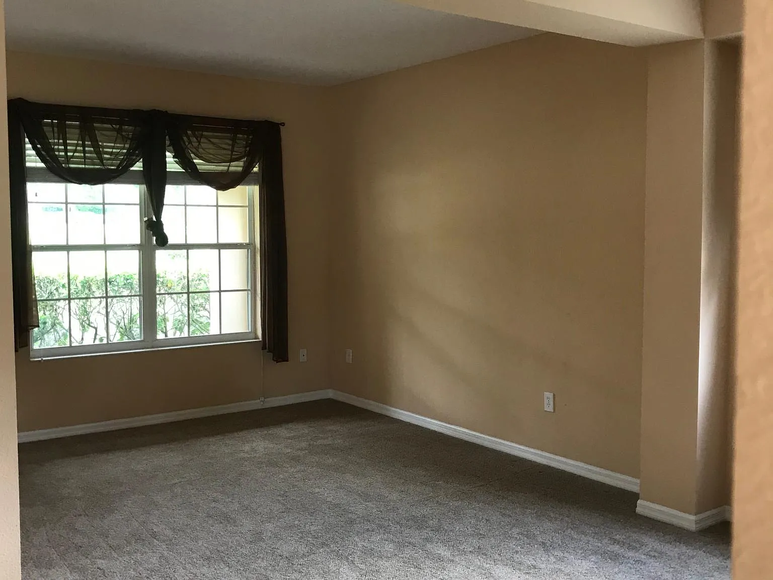 5 bed, 2.5 bath, 2637 sqft, $3,400 — Photo 3