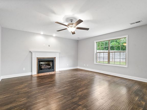 3rd image of 595 Tracy Ln